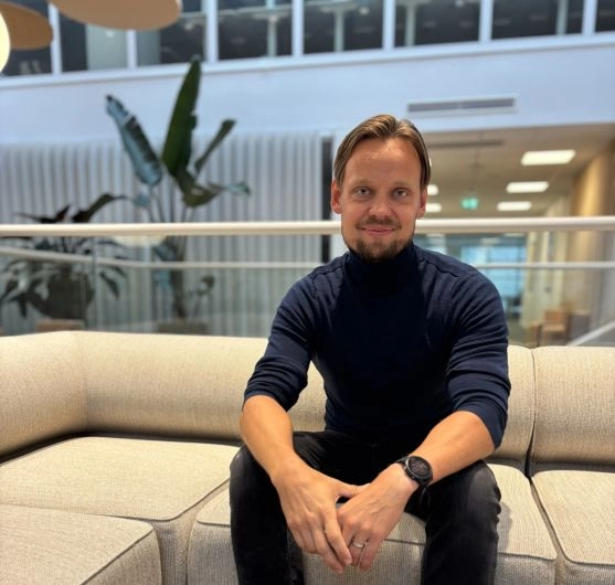 Erik Oresten från Onify sitter i soffan på kontoret.